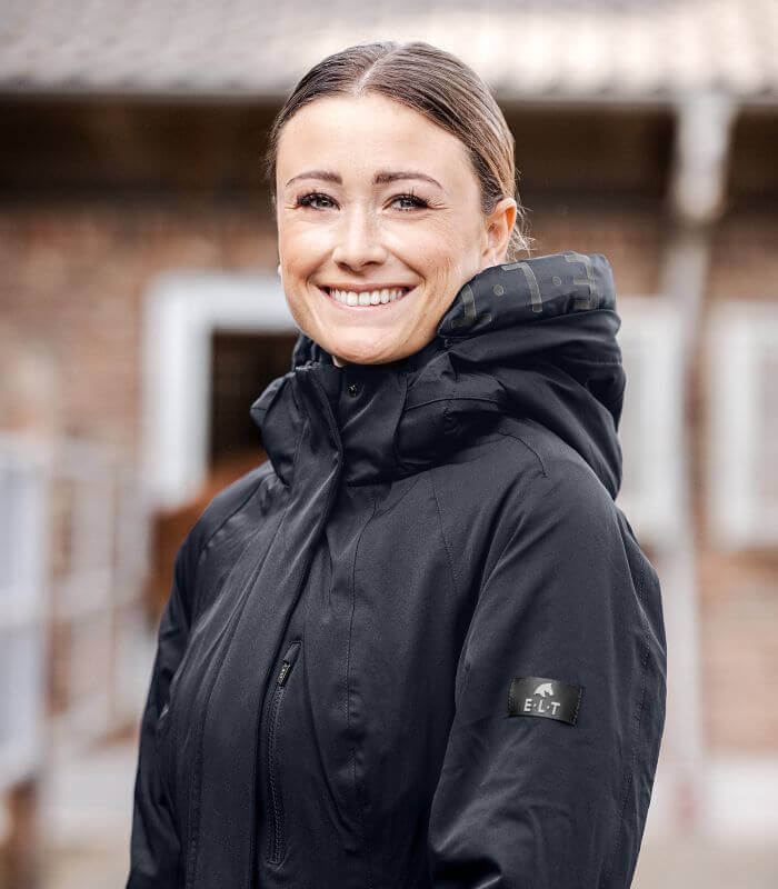 greemillaa_pferdesport_wintermantel_opal_schwarz